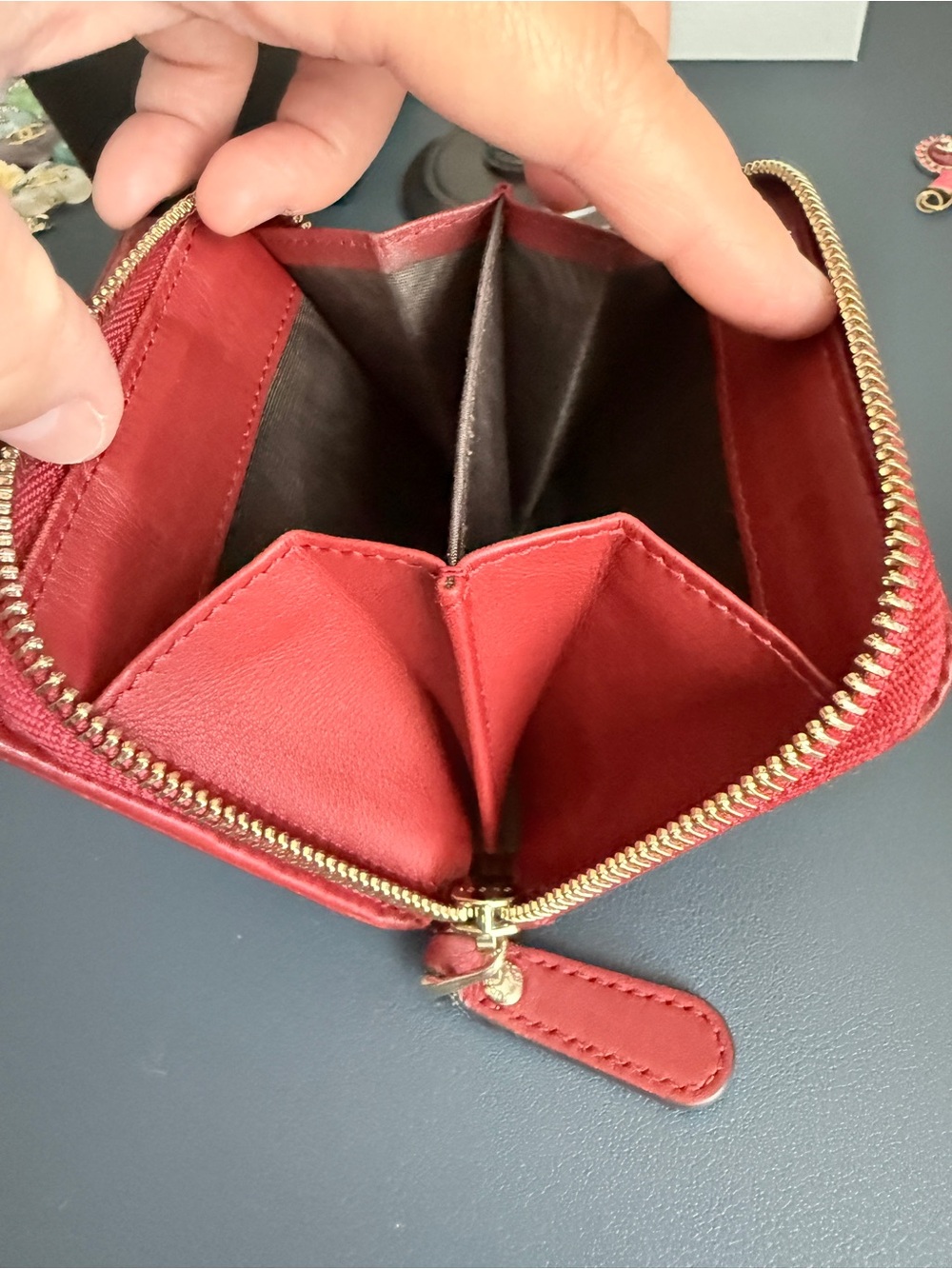 Red Gucci Embossed Compact Wallet - Picture 11 of 16